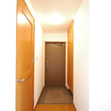 玄関からの様子　右側はシューズボックスです