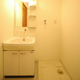 洗面化粧室の様子　右側は洗濯機置場です