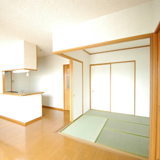 南向きで明るい室内です