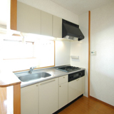 三口コンロの対面のシステムキッチンです　2.3畳あります