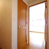 玄関左側がトイレと洋室の入口です