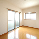 洋室5.9畳あります　出窓もあり明るいです