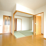 戻って和室へ　先ほどの洋室への襖もあります 右側洋室へ