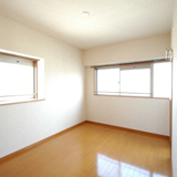 こちらは6.3畳で同じく出窓もあります