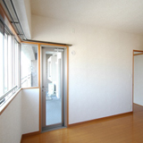 ベランダに出られるドアもあります